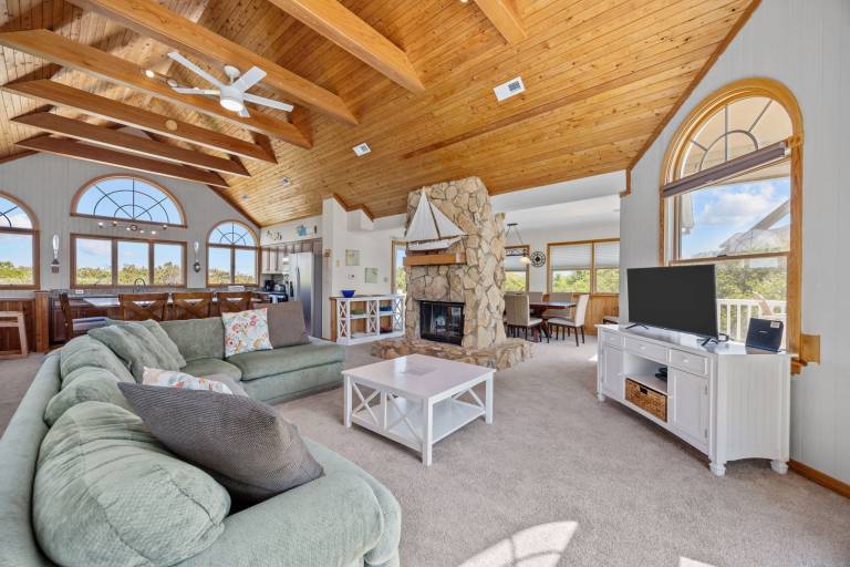OCEANSIDE: Private Pool, beautiful home on full acre lot! — photo 3