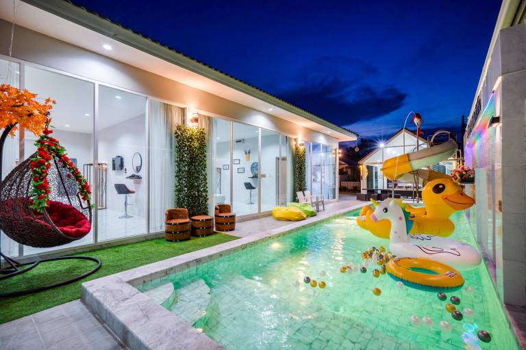 Villa with pool, barbecue & garden in Hua Hin