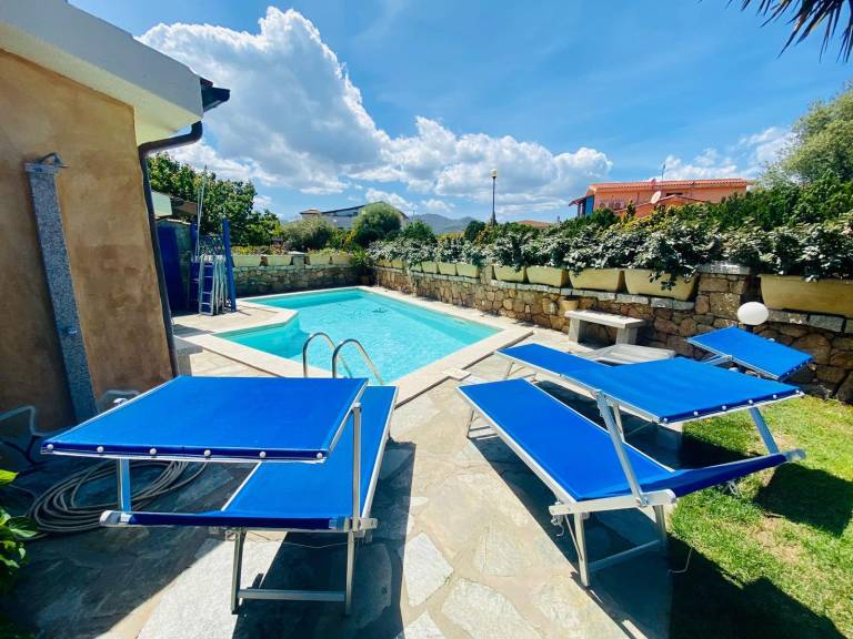 Fully equipped villa with yard, private pool & grill | Beach nearby | Pets are welcome — photo 2