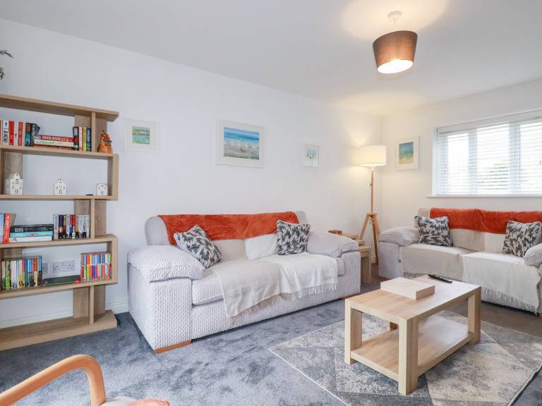 Children-friendly charming cottage with hot tub & yard | Pets allowed — photo 4