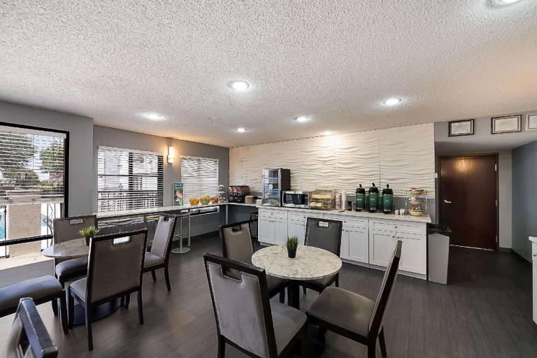 Quality Inn & Suites Irving DFW Airport South — photo 4