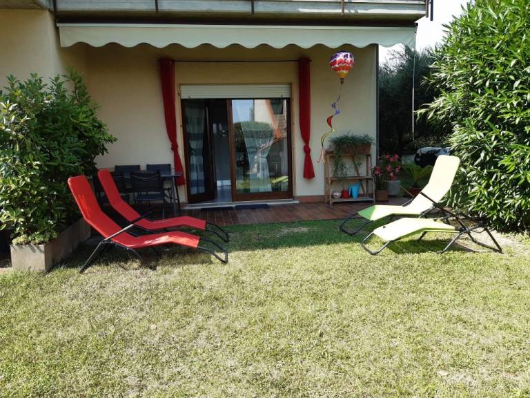 Holiday apartment with yard, pool & patio | Garden view — photo 5