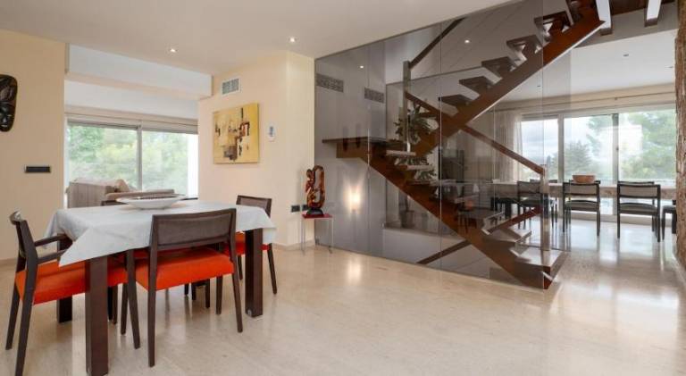 Villa with pool — photo 4
