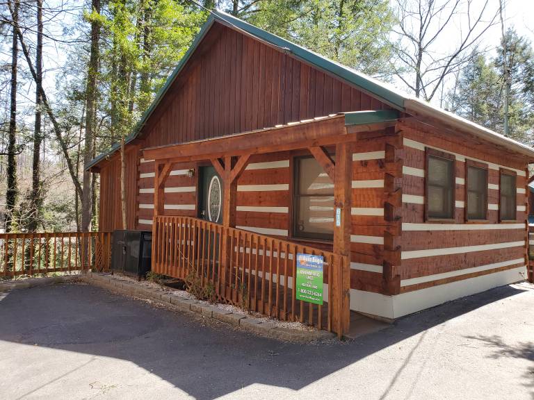 Gatlinburg Pet Friendly Hot Tub Fireplace Fire Pit WiFi — photo 2