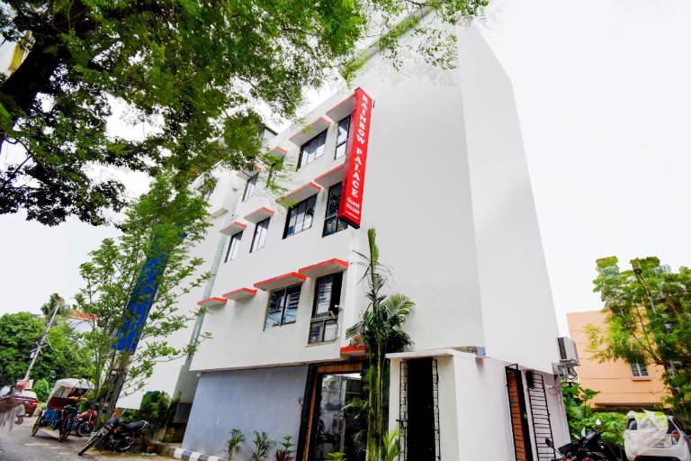 Hotel O Royal Regency Near Acropolis Mall