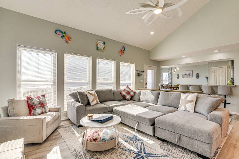 Walk to Beach: Ocean-View Family Home in Galveston — photo 5