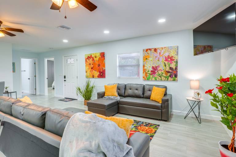 Vibrant Tampa Home: Perfect for Long Stays! — photo 4