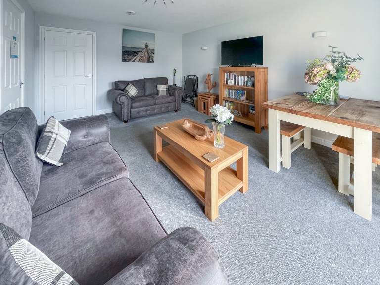 Family-oriented lovely cottage with yard | River view | Pets are welcome — photo 3