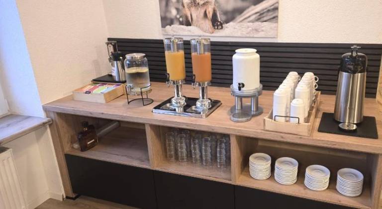 Serviced apartment with yard & patio | Pet-friendly — photo 5