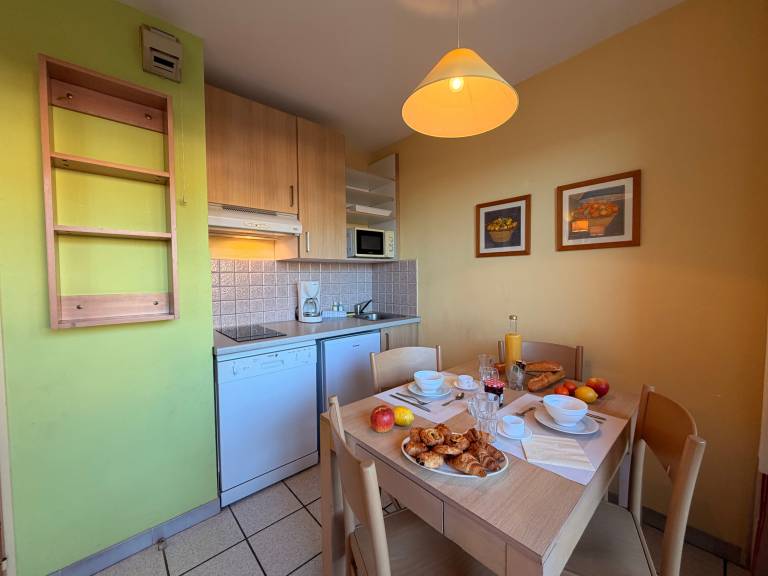 Condo with 1 room for 4 persons — photo 2