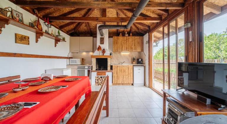 House with barbecue, patio & yard — photo 3