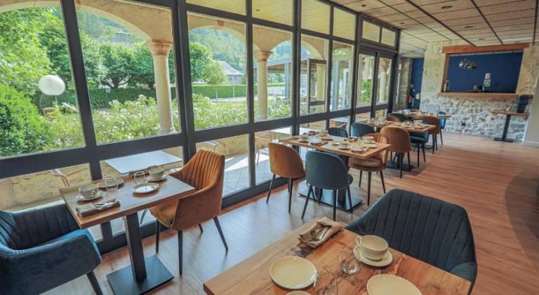 LOGIS HOTEL L'HOTEL DES BAINS - Salles-la-Source — photo 4