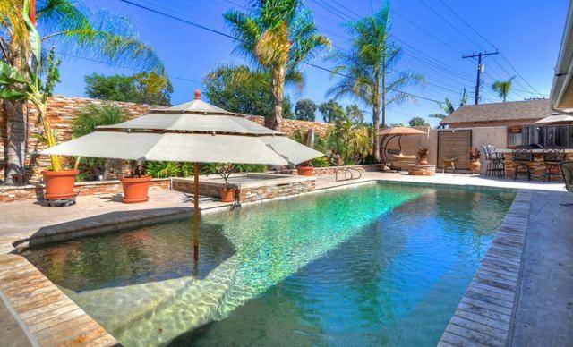 Vacation home with private pool, jacuzzi & barbeque in Anaheim, CA