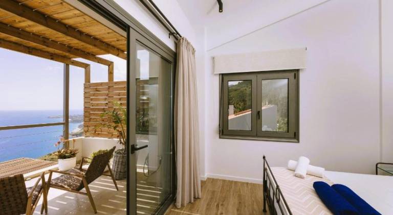 Lovely villa with private pool, patio & garden | Perfect for remote work | Pet-friendly — photo 2