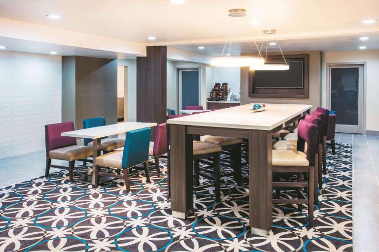 La Quinta Inn & Suites by Wyndham Cincinnati NE - Mason — photo 4