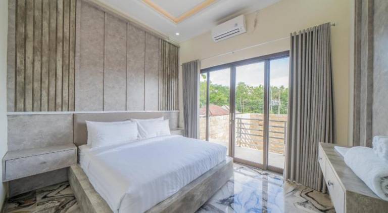 Wonderful villa with yard, terrace & pool | Pet-friendly — photo 2