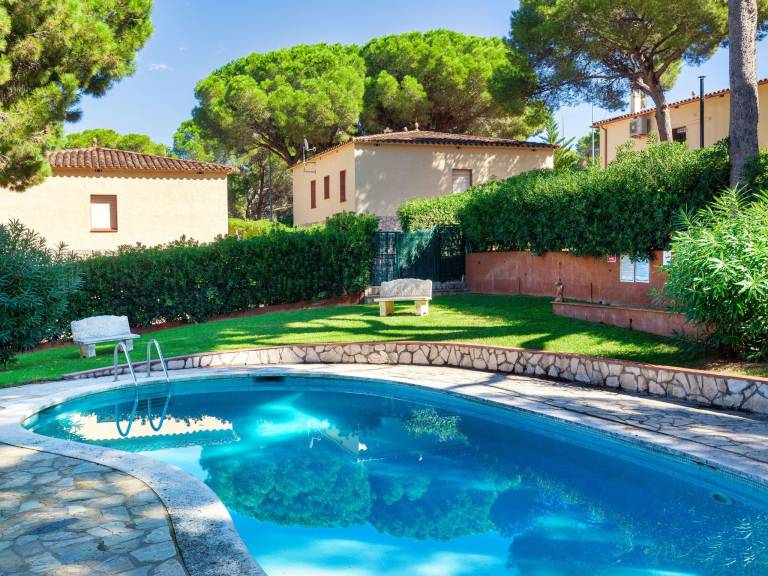 House with pool, BBQ & garden — photo 4