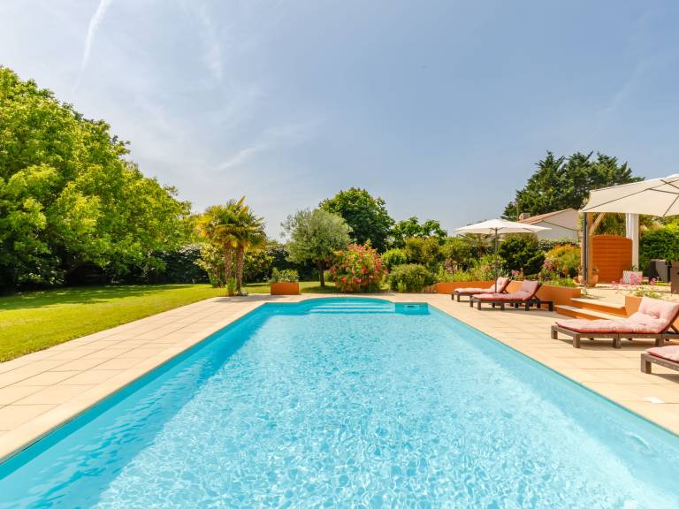 Child-friendly vacation home with terrace, private pool & grill | Pets allowed — photo 3