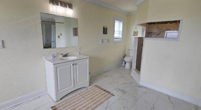 Vacation home with hot tub & pool — photo 5