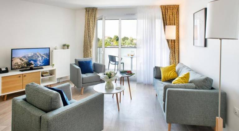 Wonderful serviced apartment with patio, yard & pool | Pet-friendly in Marcq-en-Baroeul