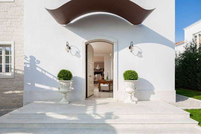 Villa with barbecue, yard & private pool — photo 4