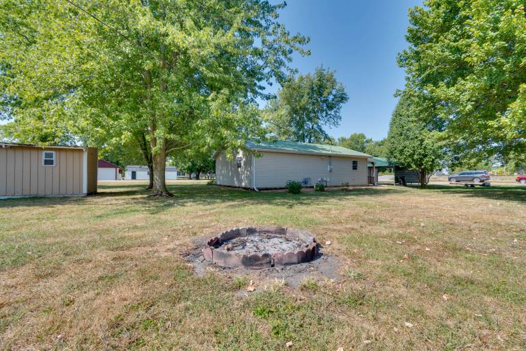 Pet-Friendly Home  9 Mi to Effingham nr I-Exit! — photo 2