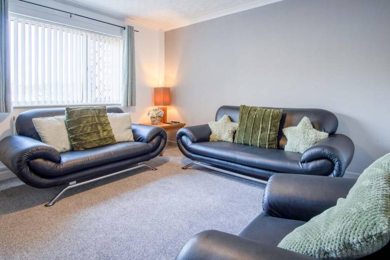 Family-oriented pleasant house with garden & fast internet | Dogs allowed in Swansea