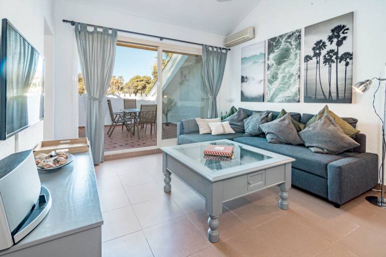 Holiday apartment with pool, yard & grill — photo 3