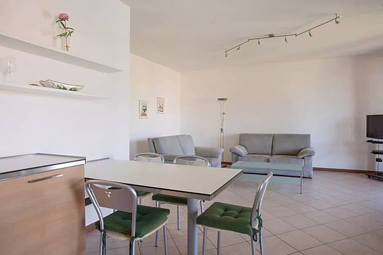 Apartment with patio, garden & pool | Mountain view — photo 3