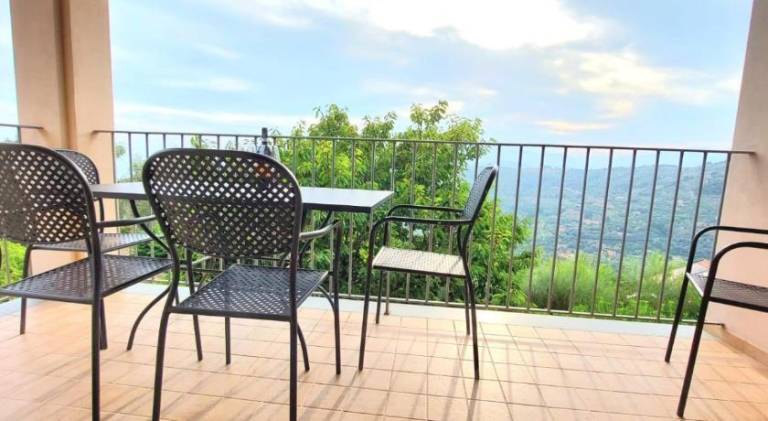 Rental apartment with patio, yard & BBQ — photo 5