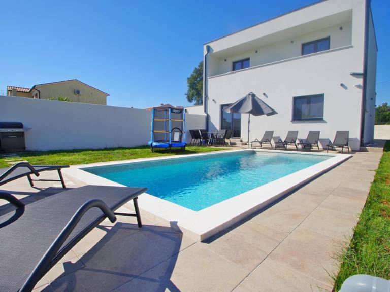 House with patio, private pool & grill in Medulin