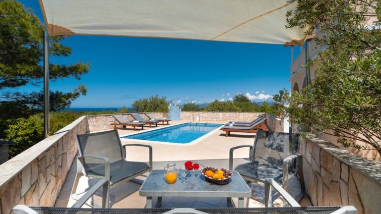 Villa with terrace, garden & private pool | Pets allowed — photo 4