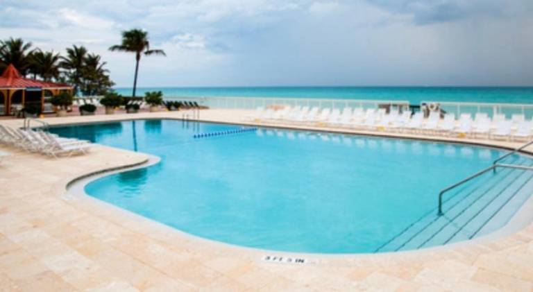 Serviced apartment with jacuzzi, pool & sauna | Close to the beach | Pet-friendly in Sunny Isles Beach, FL