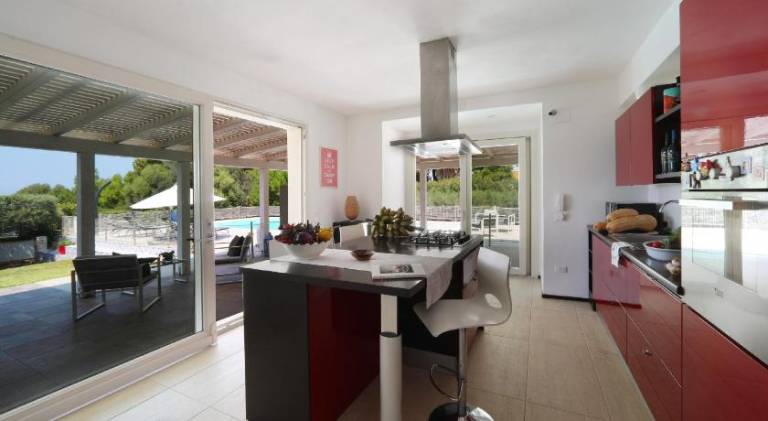 Villa with pool & hot tub | Pet-friendly — photo 3
