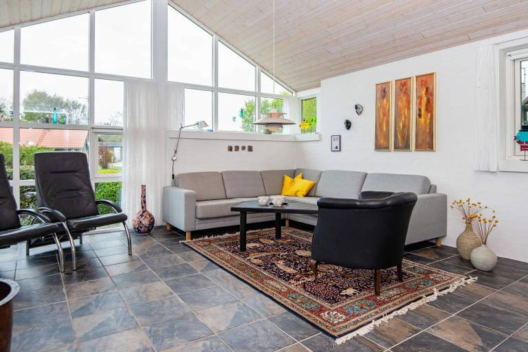 Fully equipped vacation home with patio | Next to the beach | Pets are welcome — photo 3