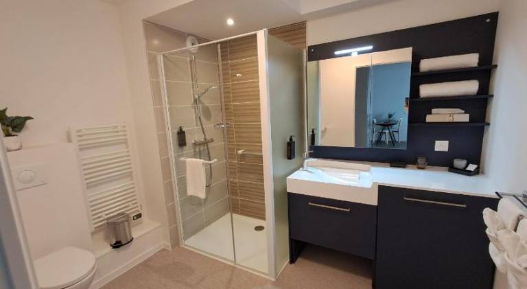 Pleasant serviced apartment with pool, patio & garden | Pets allowed — photo 2