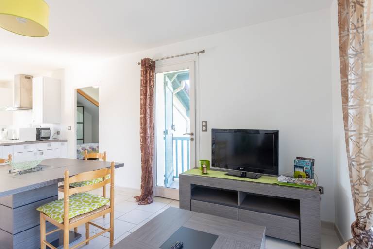 Family-oriented holiday apartment with fast internet & terrace | City view | Pets are welcome — photo 3