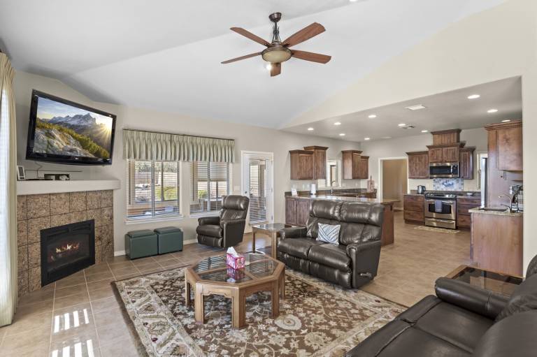 Peaceful and Modern 4-Bedroom in Flagstaff, AZ with Scenic Views — photo 2