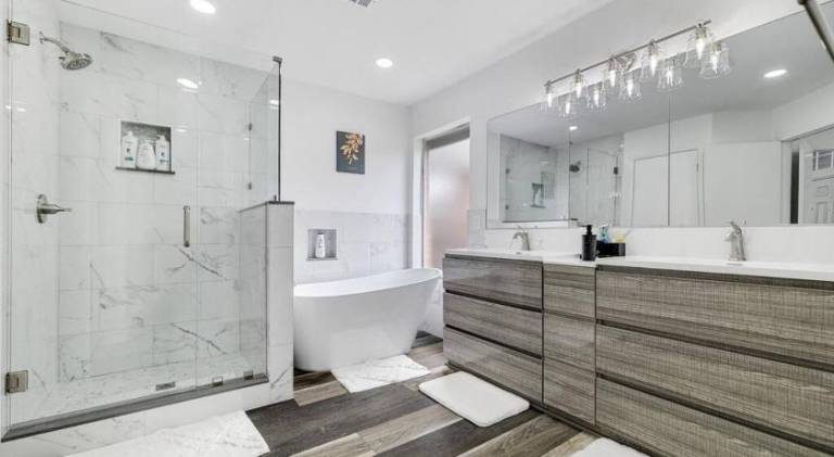 Big vacation home with jacuzzi | Pets are welcome — photo 2