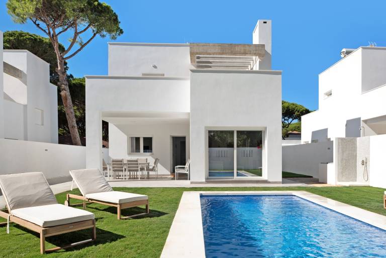 Vacation home with barbecue, yard & patio in Chiclana de la Frontera