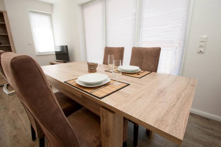 Hell und freundlich: Diese modern eingerichtete Erdgeschosswohnung bietet auf ca. 59 qm Quartier für 4 Erwachsene und 1 Kleinkind. Lassen Sie sich das Frühstück auf dem sonnenverwöhnten Süd-West-Balkon schmecken. — photo 5