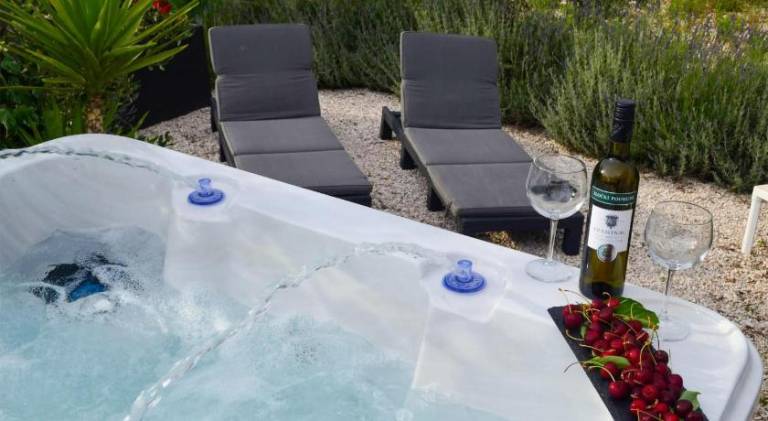 Vacation home with hot tub | Pet-friendly — photo 5