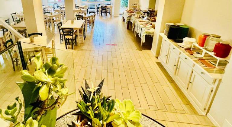 Pleasant serviced apartment with patio, pool & yard | Next to the beach | Perfect for remote work | Pets allowed — photo 5