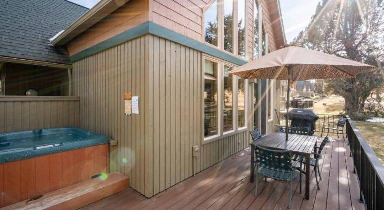 Chalet with jacuzzi, pool & sauna — photo 3