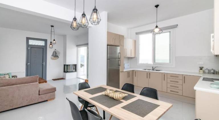 Villa with hot tub, heated pool & terrace | Suitable for remote work | Pets allowed — photo 4