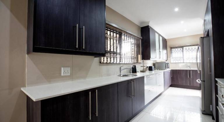 URlyfstyle 5 bedrooms 10km from OR Tambo Int Airport