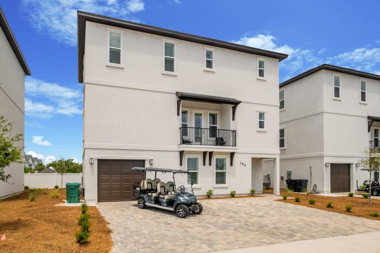 Vacation home with pool, terrace & grill in Miramar, FL