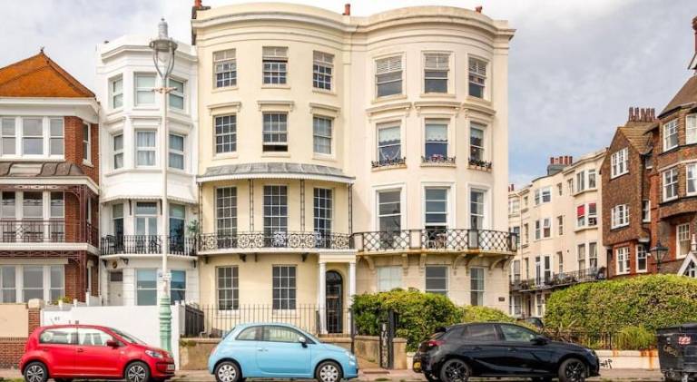 Stylish 2Bed 2Bath Seafront Patio Apartment — photo 5
