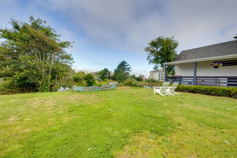 Walk to Beach: Vintage Riverside Home in Seaside! — photo 2