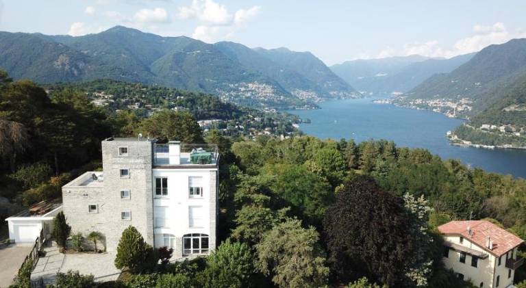 Holiday apartment with patio, barbecue & yard in Brunate